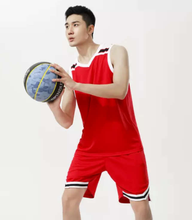 Una camiseta de baloncesto de dise&ntilde;o personalizado con colores vibrantes del equipo, logotipo y n&uacute;mero de jugador sobre un fondo limpio.