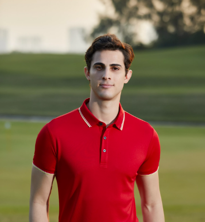 Imagen que muestra una variedad de camisetas tipo polo cuidadosamente expuestas, con diferentes colores, estampados y estilos para hombres y mujeres.